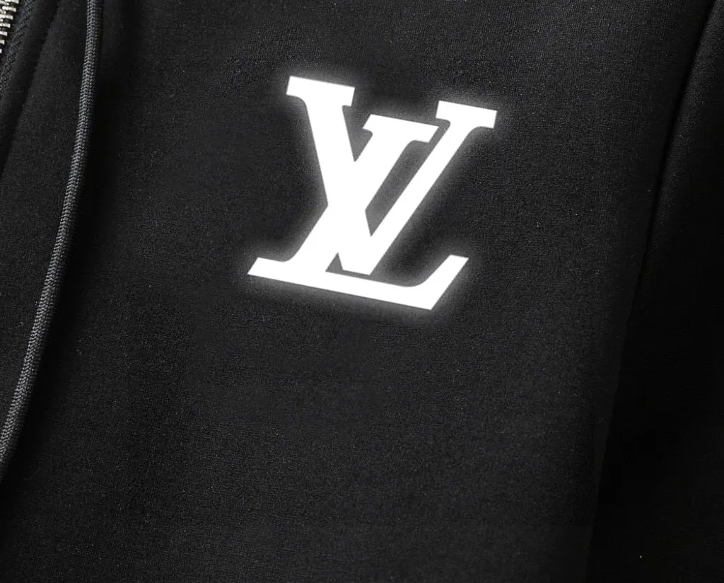 🅿️460 brand [Lv Louis Vuitton] (velvet and thickened) 2025 autumn and winter new products, celebrities’ favorite fashion-flavored casual suits, clean and neat tailoring, full of urban style. Made of high-quality custom-made fabrics, the lining has excellent thermal insulation effect, feels soft and dry, and the upper body effect is crisp and stylish. The three-dimensional cutting process and the pattern are all of high standards, and the silhouette version has the right benefits! It is not tight at all, and you feel good when you wear it. So many top-quality raw materials create high-end products with unparalleled value. It is the first choice for high-end fashion people. (Size: M-4XL can wear up to 200 pounds)